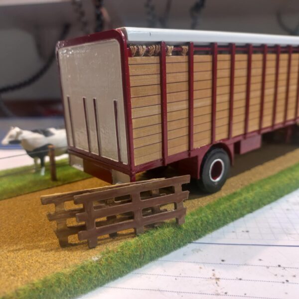 3D-geprinte veetrailer op schaal 1:50, 1:87, en 1:24, gezien vanaf de achterkant . Het model toont gedetailleerde structuren kenmerkend voor een veetrailer, inclusief ventilatieroosters.